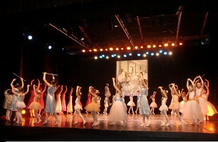 D&eacute;fil&eacute; des danseuses en cercle