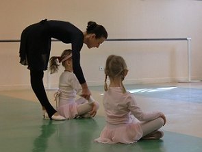 un professeur attentif &agrave; ses &eacute;l&egrave;ves