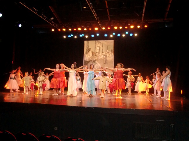 L'école de danse au complet sur scène