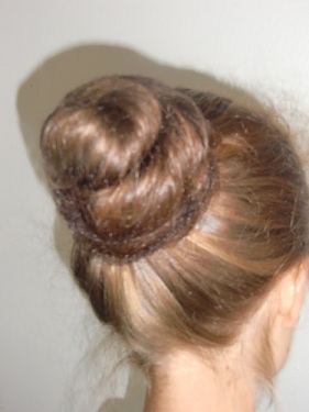 chignon de danse: élastique à cheveux ou chouchou, épingles à cheveux et barettes, filet à chignon