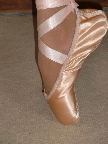 la cambrure du pied sur pointe, chaussons de pointes et rubans